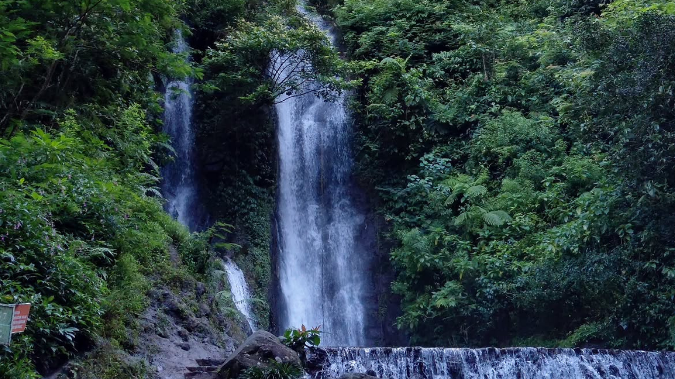Penampakan salah satu air terjun di kawasan Curug Cilember, Bogor