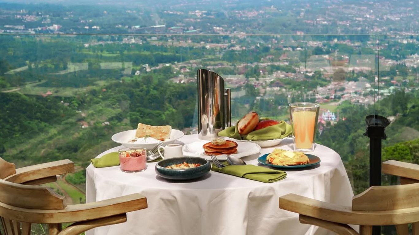 Suasana Ranting Restaurant dengan pemandangan alam Puncak Bogor